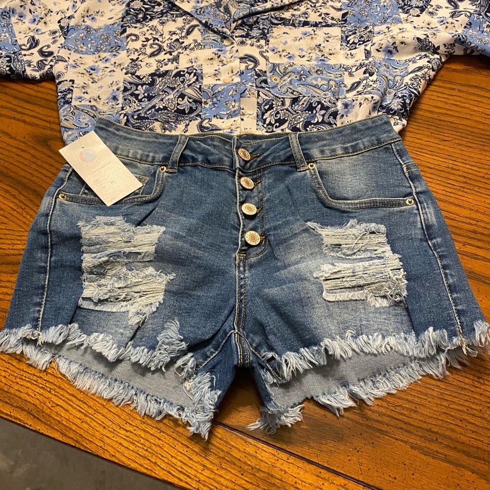 NWT Blue Jean distressed shorts